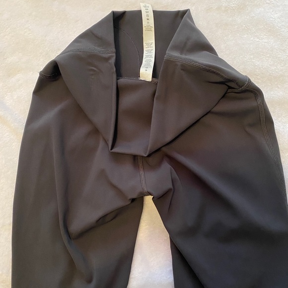 Size 4 lululemon winder under mesh cut leggings - Picture 2 of 2
